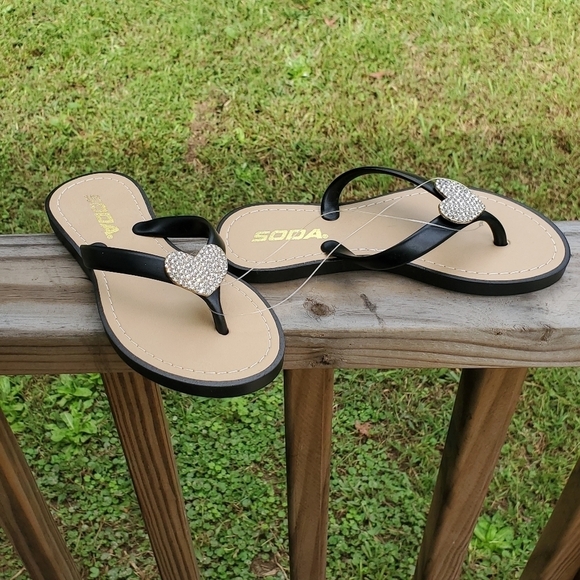NEW SODA black flip flops with rhinestone heart 13 - Picture 2 of 5